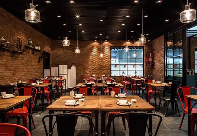 合肥火鍋店設(shè)計公司，loft風(fēng)格火鍋店裝修如何選好家具配飾？